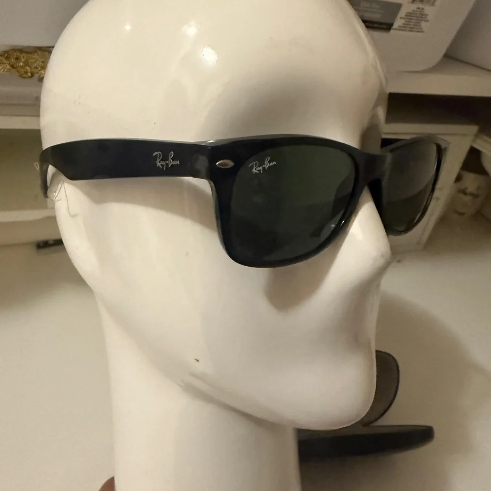 Ray-Ban Classic Black Sunglasses with Case in excellent conditions high quantity